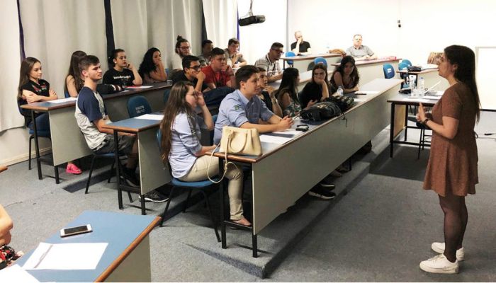 Governo do Estado planeja políticas públicas para fortalecer permanência no ensino superior